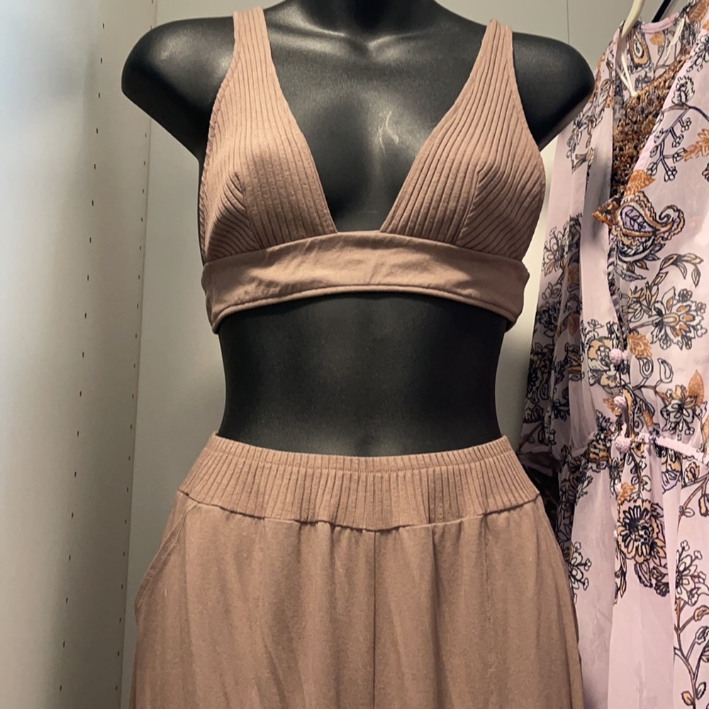 Revolve lounge set - Picture 10 of 10